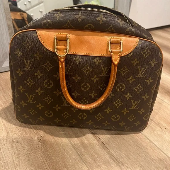 VINTAGE LOUIS VUITTON Monogram Deauville handbag/toiletry it can do it all! - Picture 2 of 11